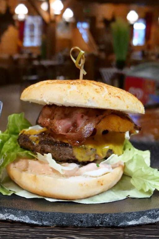 Saftiger Burger mit Rindfleisch-Patty, Käse und Bacon