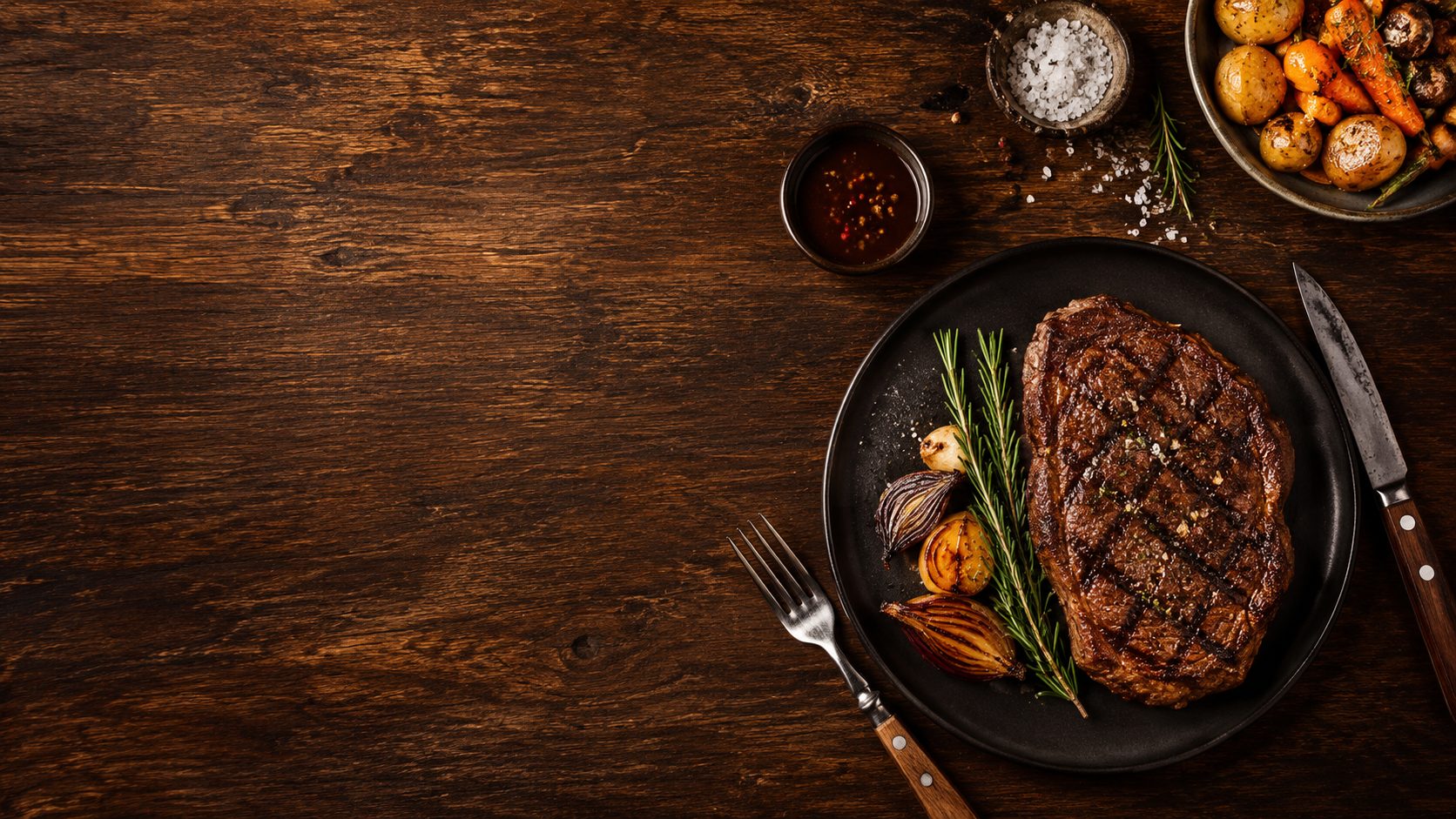 Gegrilltes Ribeye-Steak mit Rosmarin – Western Steakhouse White Horse, Zillertal